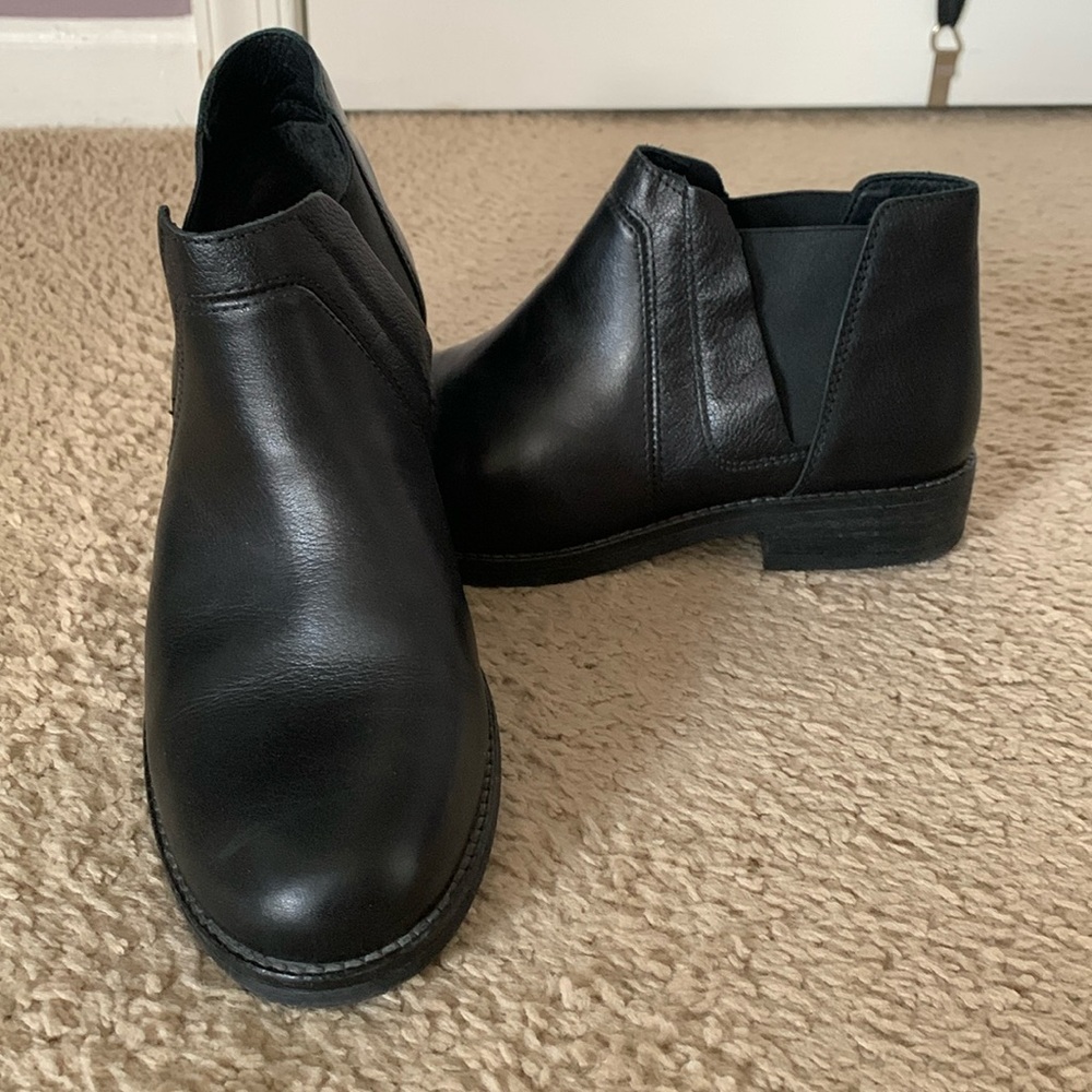 Like new!  Clark’s 6.5 black leather ankle boots